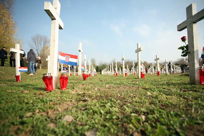 PORUKA PREDSJEDNIKA U POVODU DANA SJEĆANJA NA ŽRTVE DOMOVINSKOG RATA I DANA SJEĆANJA NA ŽRTVU VUKOVARA I ŠKABRNJE